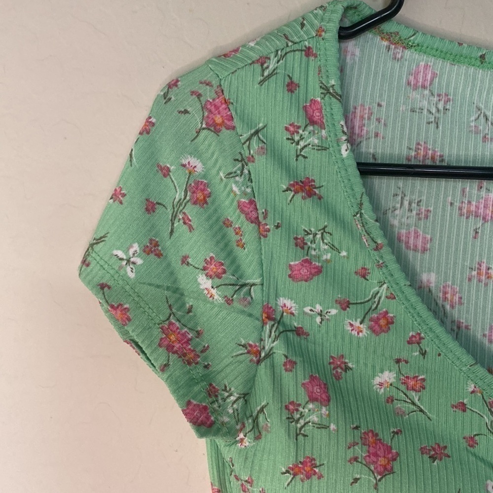 Short sleeve crop top green with flowers - Picture 5 of 9